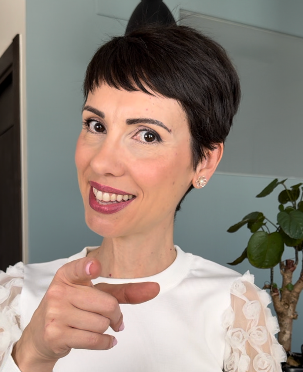 Soy Mónica, Asesora de Imagen Personal y aquí aparezco yo haciéndote un guiño e invitándote a conocerme.