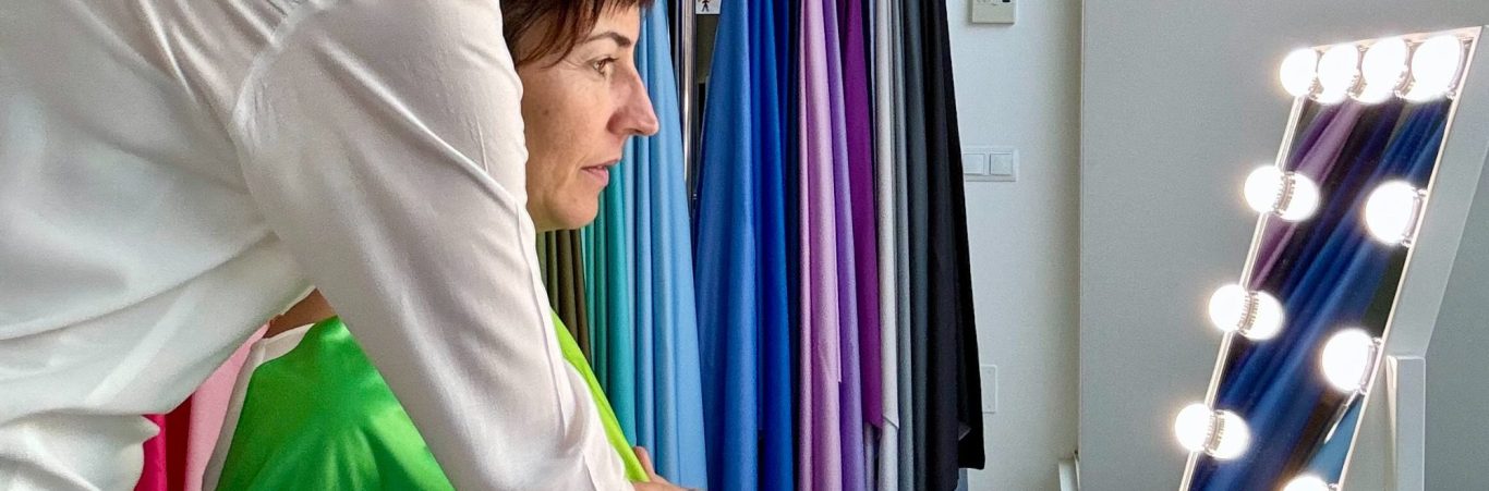 Mónica asesorando a una clienta en una sesión de colorimetría.